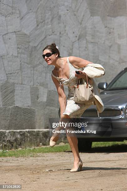 ( Jauch Hochzeit: Alexandra Von Rehlingen Vor Dem Standesamt Im Schloss Belvedere Auf Dem Pfingstberg In Potsdam An