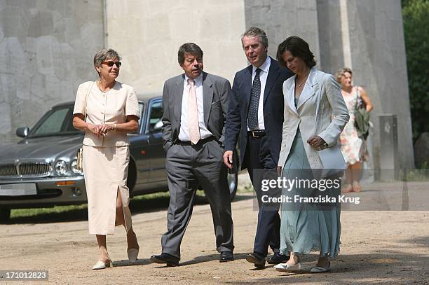 ( Jauch Hochzeit: Bernd Schipphorst Und Ehefrau Und Rolf Schmidt Holz Mit Ehefrau Monika Vor Dem Standesamt Im Schloss Belvedere Auf Dem Pfingstberg...