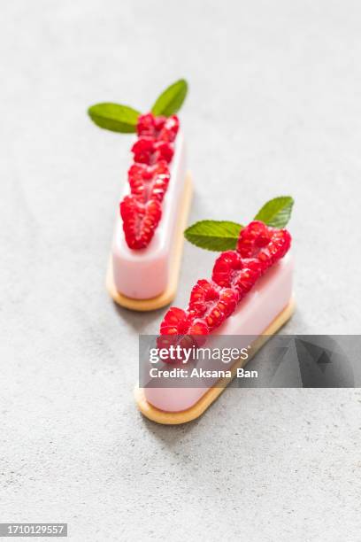 vegan raspberry cream cakes on cookies, decorated with fresh slices of raspberries. light gray background. top view - cream cake stock pictures, royalty-free photos & images