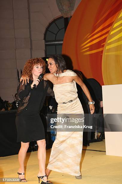 Lucy Von Den "No Angels" Und Barbara Becker Beim "Dreamball - Träume Machen Mut" Zugunsten Dkms Life Im Schlüterhof Des Historischen Museum In Berlin