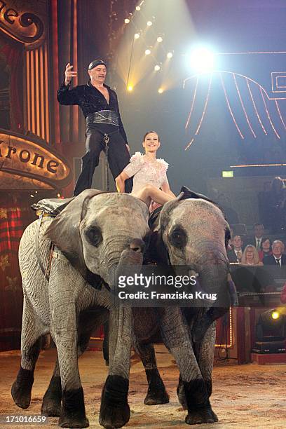 Wolke Hegenbarth Beim Pas De Deux Mit Casselly Auf Den Elefanten Bei Der Generalprobe Zu "Stars In Der Manege" Im Circus Krone In München Am 301107