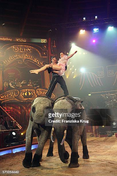 Wolke Hegenbarth Beim Pas De Deux Mit Casselly Auf Den Elefanten Bei Der Generalprobe Zu "Stars In Der Manege" Im Circus Krone In München Am 301107