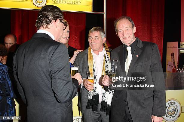 Bildchef Kai Dickmann Und Dr. Katja Kessler, Heinz Hoenig Und Michael Mendl Bei Der "Ein Herz Für Kinder" Gala In Der Ullsteinhalle In Berlin Am...