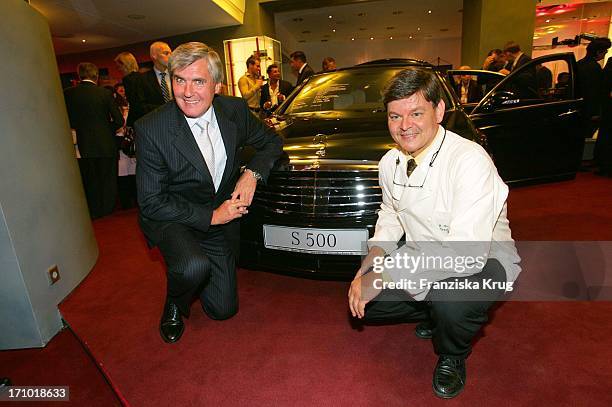 Direktor Der Mercedes Benz Niederlassung Berlin Walter Müller Und Sternekoch Harald Wohlfahrt Bei Der Premiere Der Neuen S-Klasse Im Mercedes Benz...