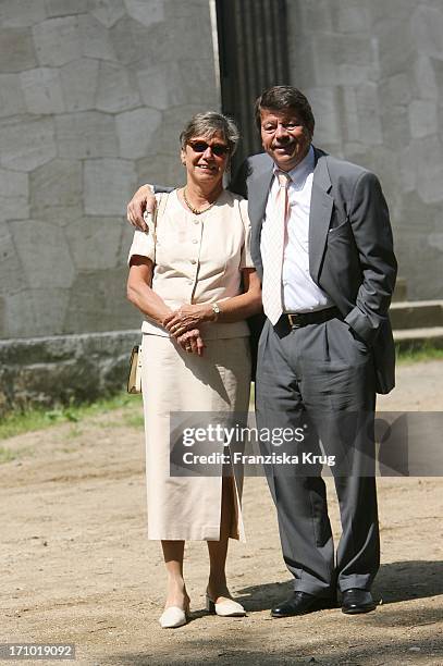 ( Jauch Hochzeit: Bernd Schipphorst Und Ehefrau Vor Dem Standesamt Im Schloss Belvedere Auf Dem Pfingstberg In Potsdam An