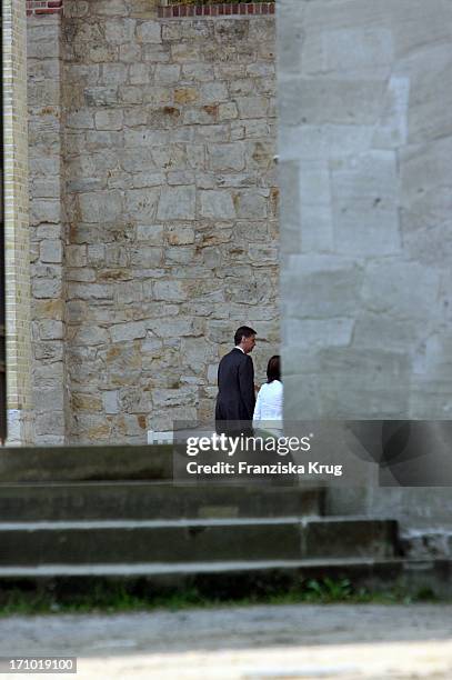 ( Nur Gegen Freihaltung!! Jauch Hochzeit: Moderator Günther Jauch Und Seine Ehefrau Dorothea Sihler Vorm Standesamt Auf Schloss Belvedere Auf Dem...