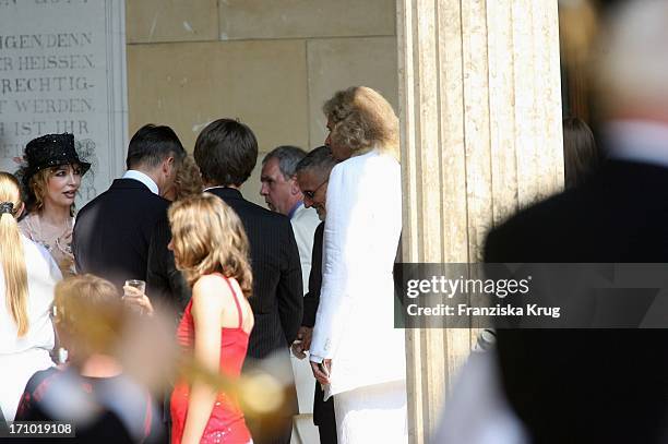 ( Jauch Hochzeit: Vl: Thea Gottschalk, Berlins Bürgermeister Klaus Wowereit Mit Freund Jörn Kubicki Und Moderator Thomas Gottschalk Vor Der Kirche...