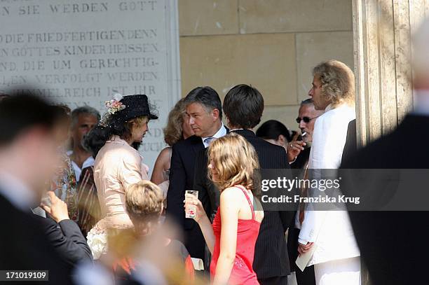 ( Jauch Hochzeit: Vl: Thea Gottschalk, Berlins Bürgermeister Klaus Wowereit Mit Freund Jörn Kubicki Und Moderator Thomas Gottschalk Vor Der Kirche...