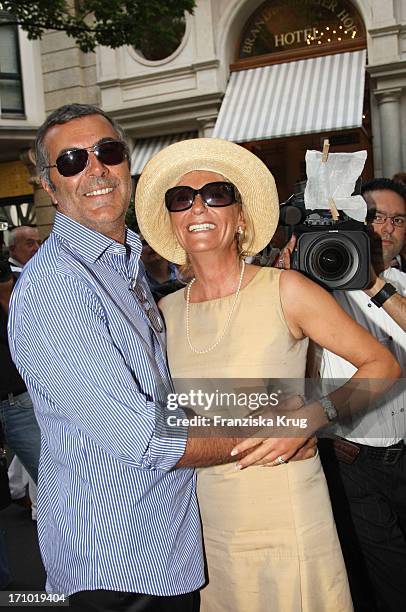 Sabine Christiansen Und Ehemann Norbert Medus Bei Der Hochzeit Von Udo Walz Und Carsten Thamm Im Japanischen Garten Im Hotel Brandenburger Hof In...