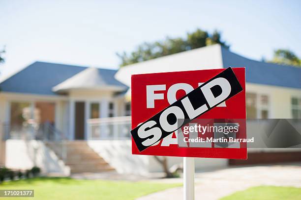 for sale sign in yard of house - sälja bildbanksfoton och bilder