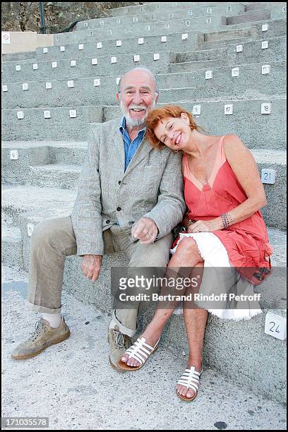 Jean Pierre Marielle and Agathe Natanson on the stage of the Ramatuelle Festival in the play "Les Mots Et La Chose" .