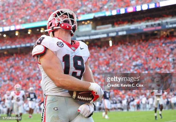 Brock Bowers of the Georgia Bulldogs reacts after scoring the go-ahead touchdown against the Auburn Tigers during the fourth quarter at Jordan-Hare...
