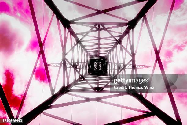 electrical pylon from below - electricity pylon stock-fotos und bilder