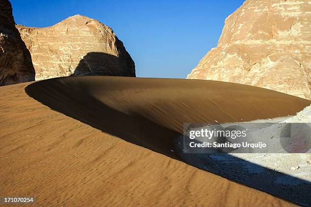 curved sand dune in the white desert - white desert stock pictures, royalty-free photos & images