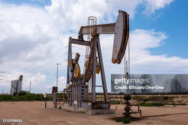 sucker pump - oil pump stock pictures, royalty-free photos & images
