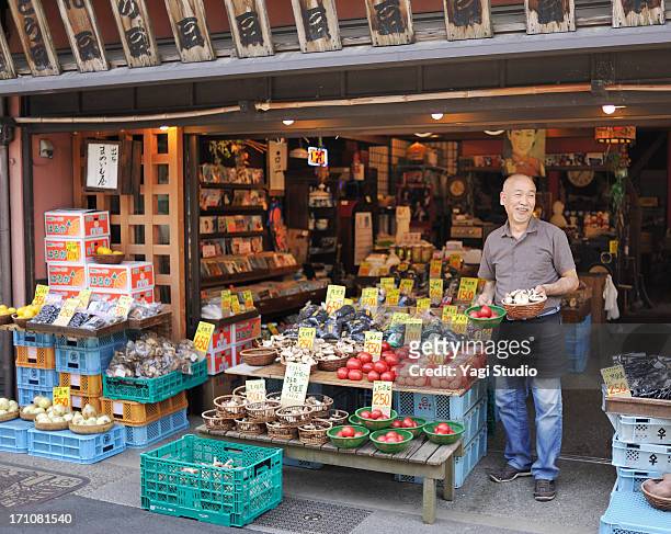 the man of the japanese vegetable store - market vendor imagens e fotografias de stock