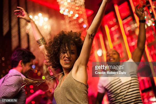 amigos bailando en el club nocturno - baile fotografías e imágenes de stock
