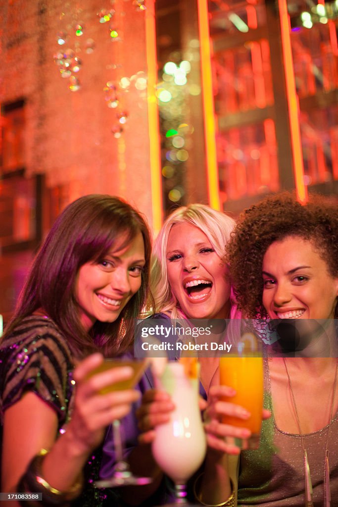 Amici bevendo cocktail in discoteca