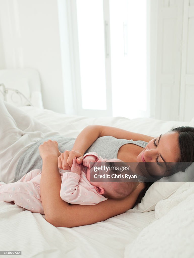 Colocación en CAMA sonriendo madre con bebé