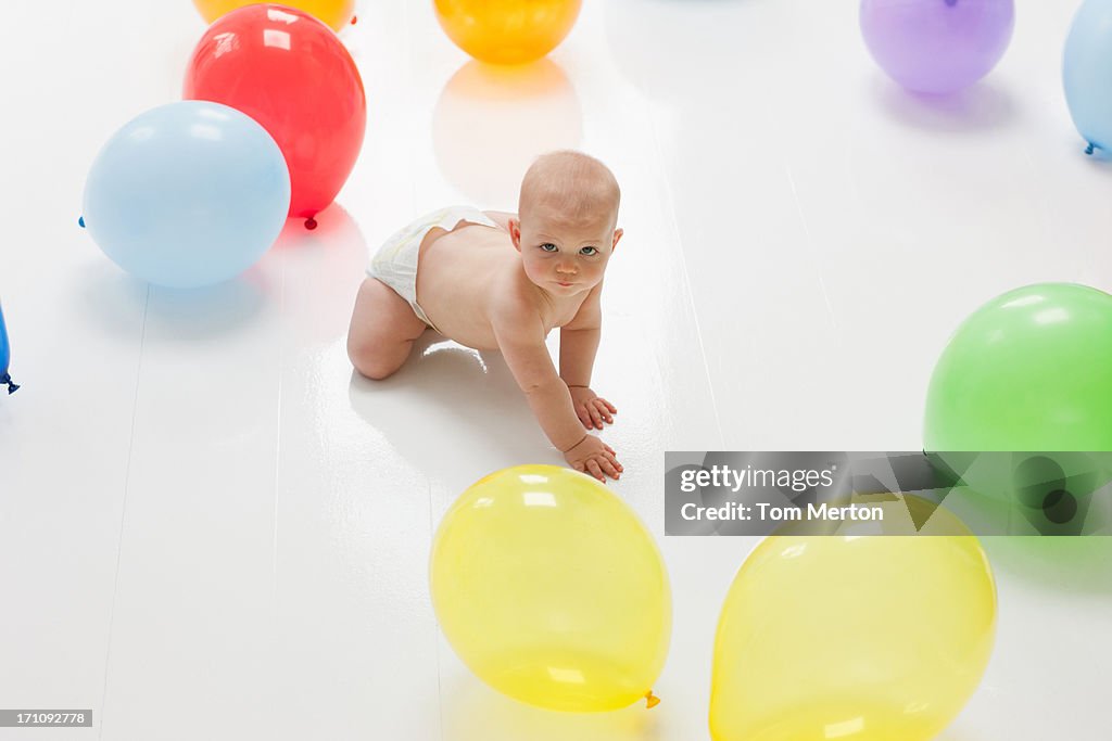 Bebé alcanzar de globos en el suelo