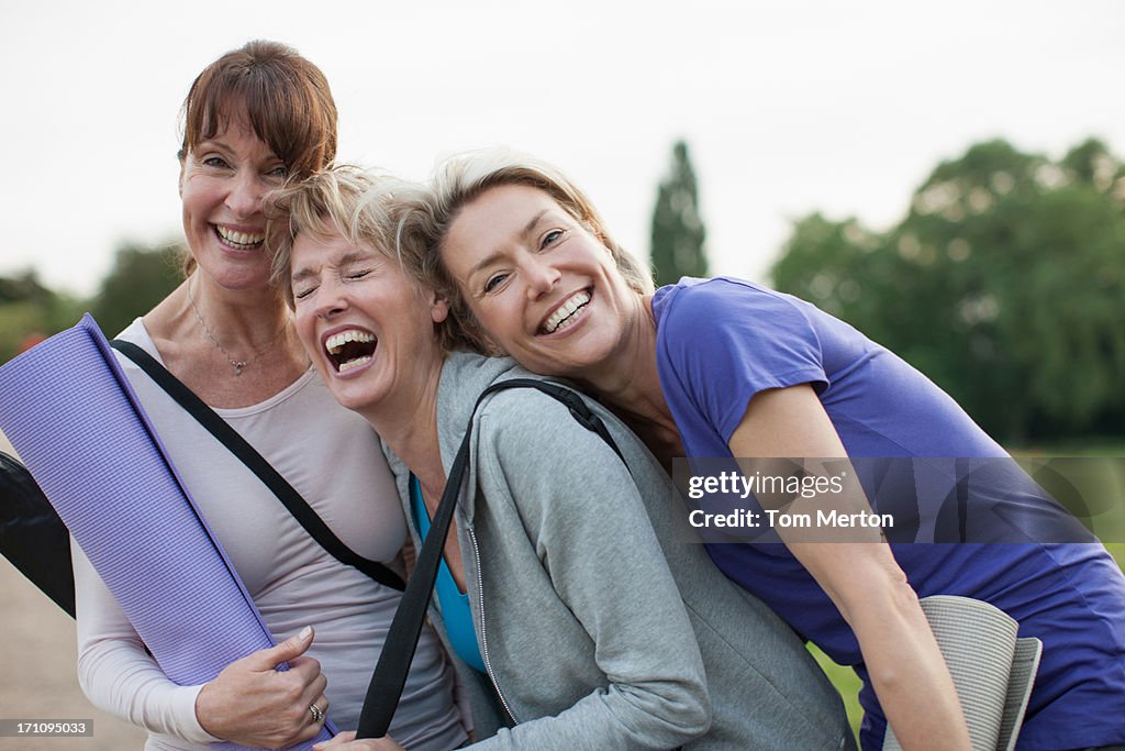 Lächelnde Frauen, die yoga-Matten
