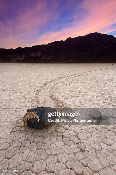 moving rock - death valley stock-fotos und bilder