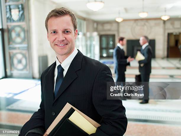 sonriendo abogado en el lobby - traje completo fotografías e imágenes de stock