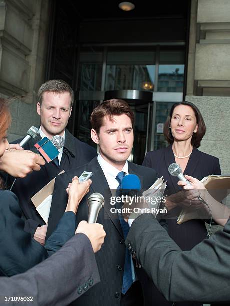 news reporters interviewing smiling man outside courthouse - press conference of aap leader saurabh bhardwaj stockfoto's en -beelden