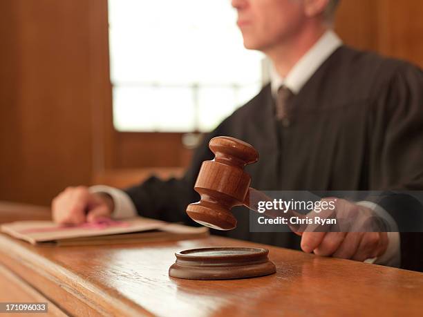 judge holding gavel in courtroom - dominerande bildbanksfoton och bilder