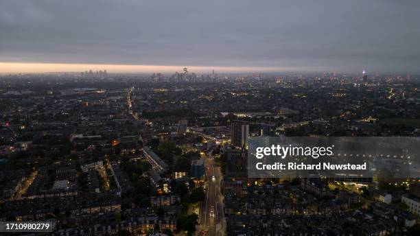 london skyline at dawn - vehicle light stock pictures, royalty-free photos & images