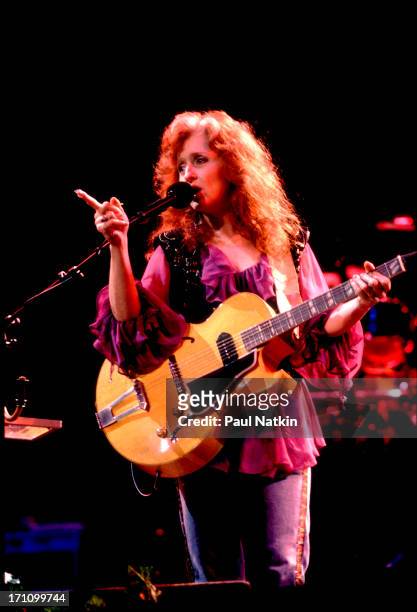 American blues musician Bonnie Raitt performs onstage at the Verizon Center, Indianapolis, Indiana, August 1, 1991.