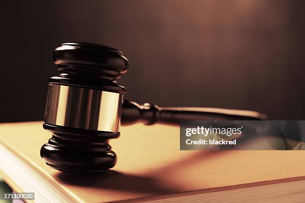 marteau et livres - vente aux enchères photos et images de collection