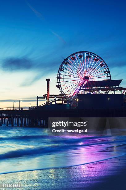 santa monica pier mit riesenrad - santa monica pier stock-fotos und bilder