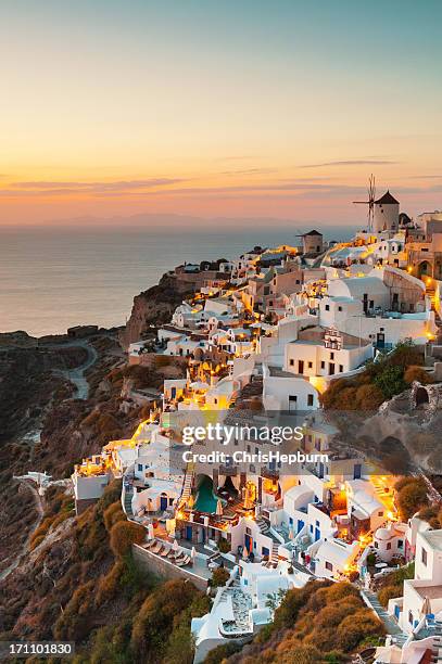 oia sunset, santorini, greece - griekenland stockfoto's en -beelden