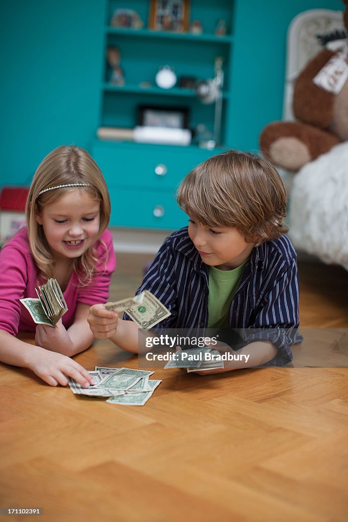 Irmão e irmã Jogando no quarto de Contar Dinheiro