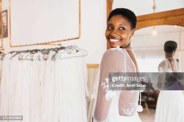 wedding dress fitting in bridal boutique - umkleidekabine stock-fotos und bilder