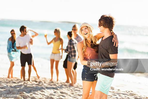 couple rire à une fête sur la plage - beach music festival photos et images de collection