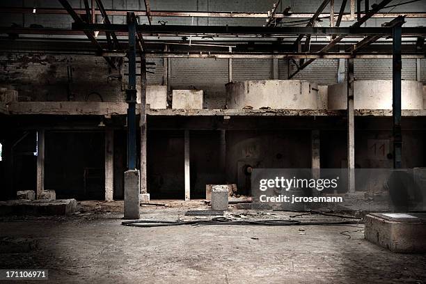 fábrica abandonada hall - ruína antiga - fotografias e filmes do acervo