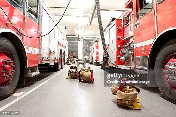 bombeiro bunker terno pronta para a ação - fire station - fotografias e filmes do acervo