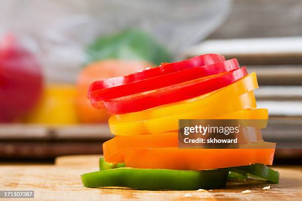 stack of bell pepper slices - orange bell pepper stockfoto's en -beelden