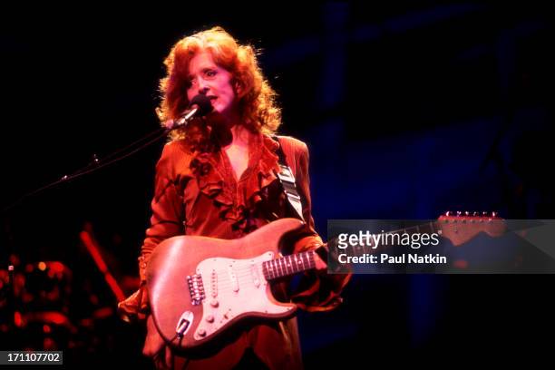 American blues musician Bonnie Raitt performs onstage at the Verizon Center, Indianapolis, Indiana, August 1, 1991.