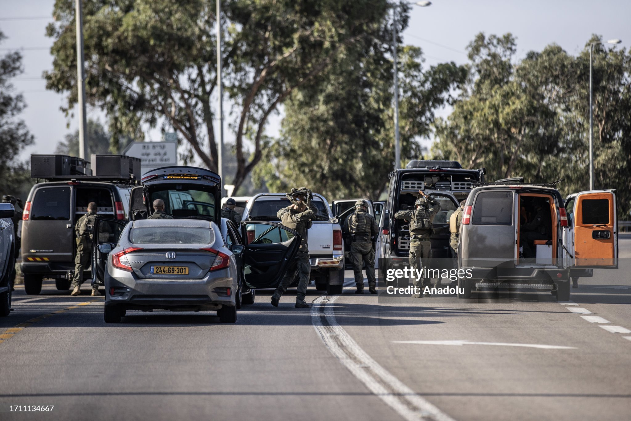 Israel, estado de guerra tras el ataque de Hamas desde Gaza 5 - Página 3 Israeli-forces-closed-the-roads-at-the-sderot-area-as-the-rockets-are-being-fired-by