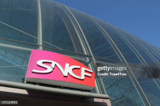 logo der sncf am hauptbahnhof strasbourg - sncf stock-fotos und bilder