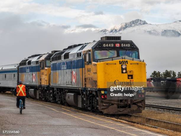 via rail train is stopped at a station in banff - via 個照片及圖片檔