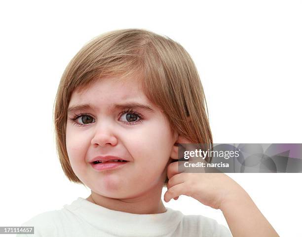 niño con dolor de oído - otitis fotografías e imágenes de stock