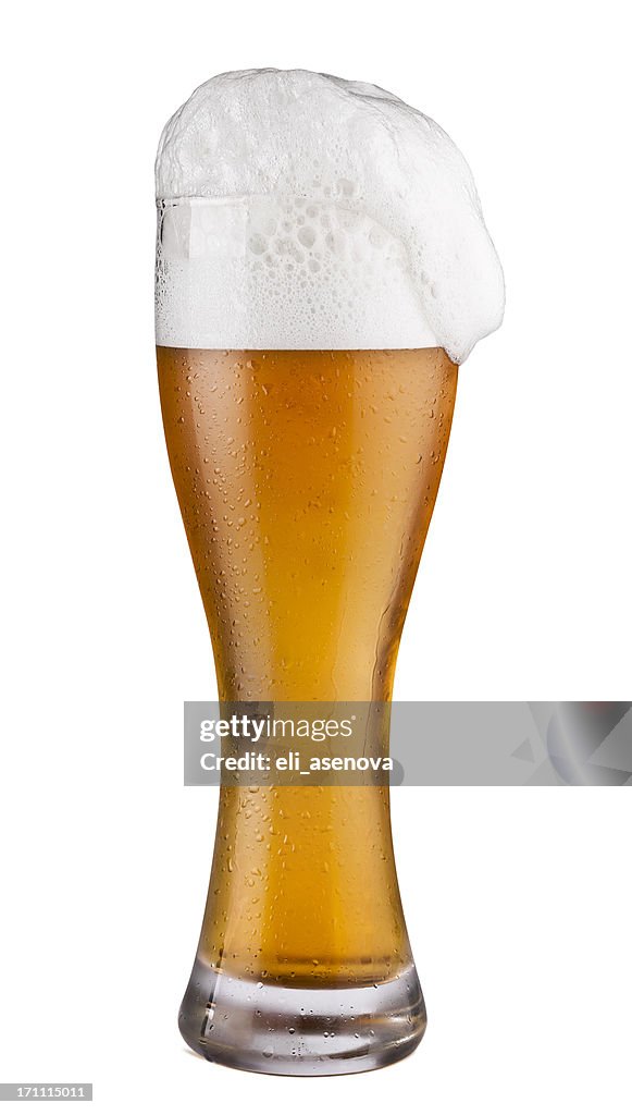 Kaltes Bier Glas, isoliert auf weiss