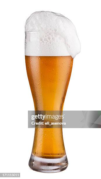 kaltes bier glas, isoliert auf weiss - overflowing glass stock-fotos und bilder