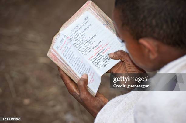 初心者で、正教会修道院は読書聖書 - ethiopian orthodox church ストックフォトと画像