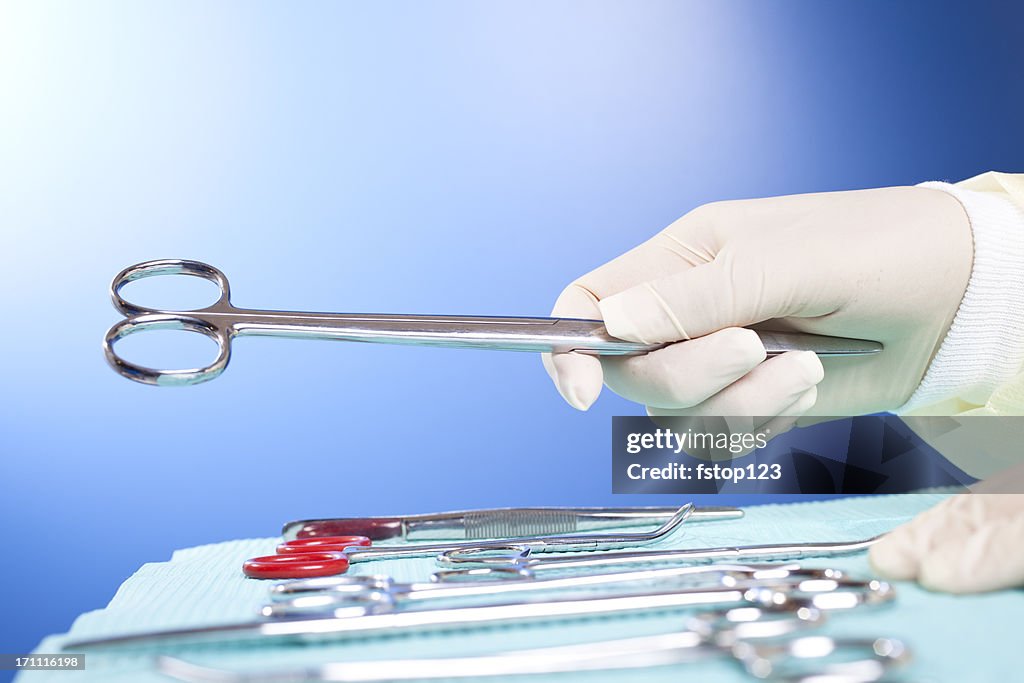 Personnel médical en chirurgie instruments