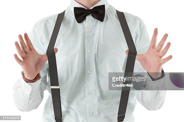 bauchgegend blick auf einen mann ziehen hosenträger - bow tie stock-fotos und bilder